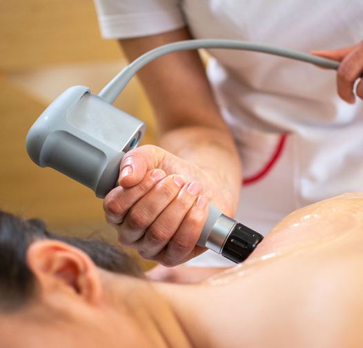 Lösen hartnäckiger Muskelverspannungen durch Stoßwellentherapie