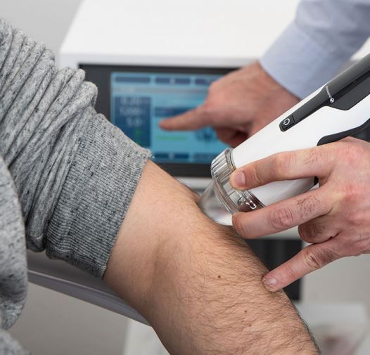 Behandlung eines Tennisarms mit Stoßwellentherapie in Düsseldorf